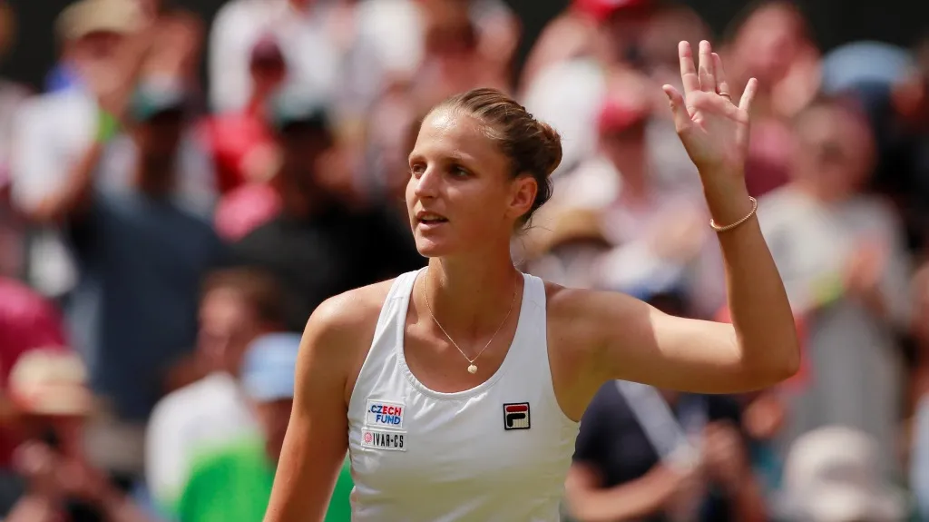 Karolína Plíšková zdraví diváky na centrkurtu