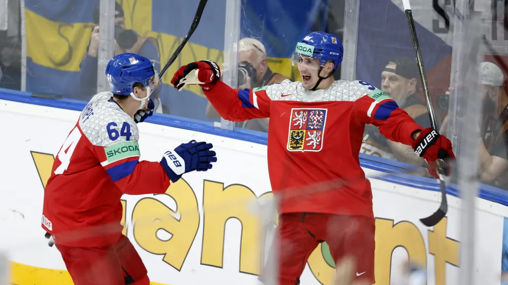 Martin Nečas (vpravo) se raduje s Davidem Kämpfem