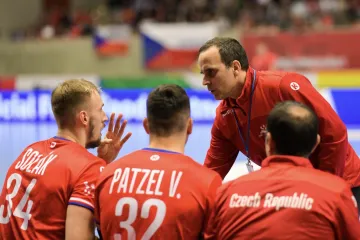 Xavier Sabaté udílí pokyny českým házenkářům