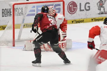 Michael Špaček ze Sparty střílí gól v utkání s Olomoucí