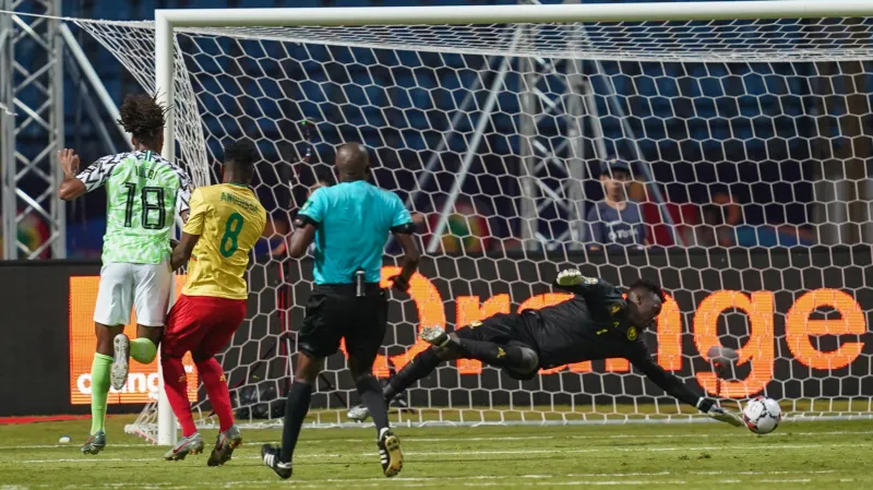 Alex Iwobi (vlevo) střílí vítězný gól Nigérie v utkání s Kamerunem