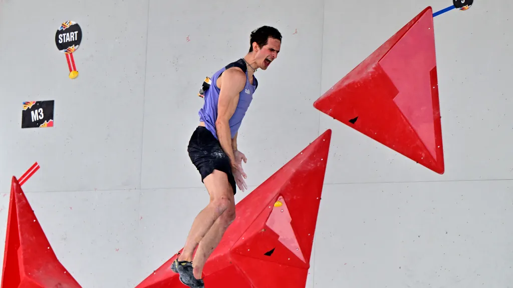 Adam Ondra při boulderingu v olympijské kvalifikaci