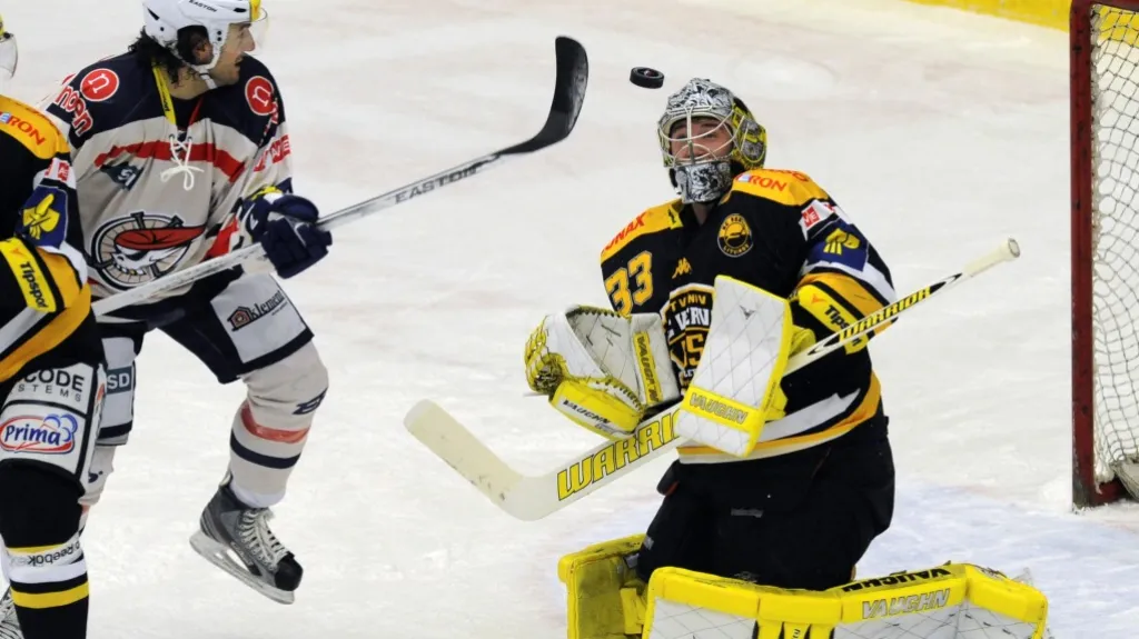 Vlevo chomutovský Mark Bomersback a brankář Litvínova Pavel Francouz