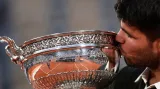 Alcaraz porazil v rekordním finále Roland Garros Sinnera