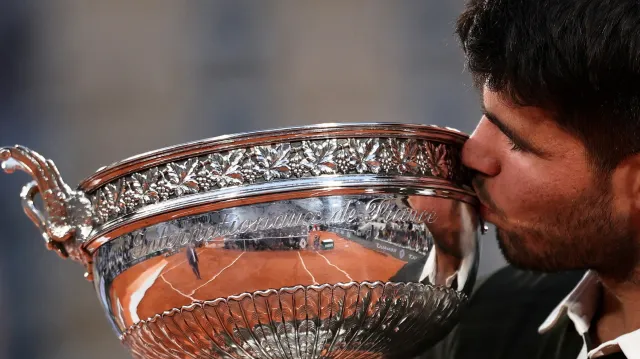 Alcaraz porazil v rekordním finále Roland Garros Sinnera