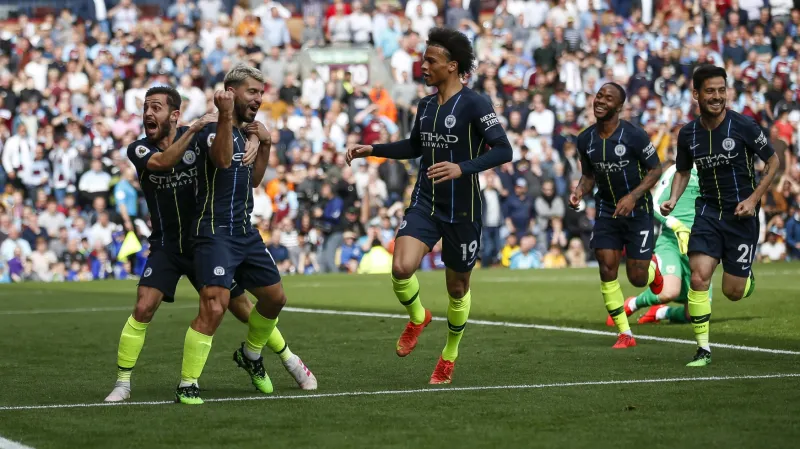 Fotbalisté Manchesteru City slaví vítězný gól na stadionu Burnley