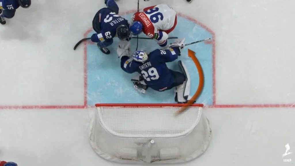 Situace při neuznaném gólu Ondřeje Paláta v duelu s Finskem