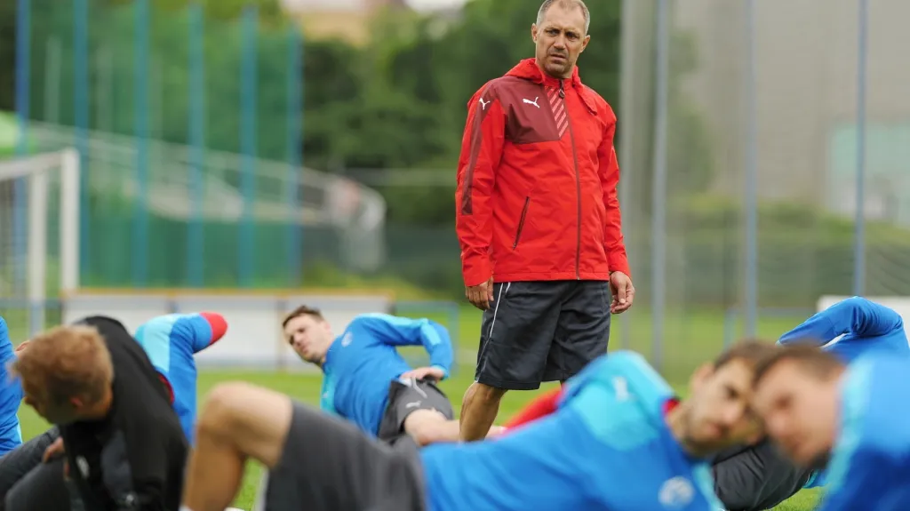 Roman Pivarník sleduje trénink svých svěřenců z Plzně