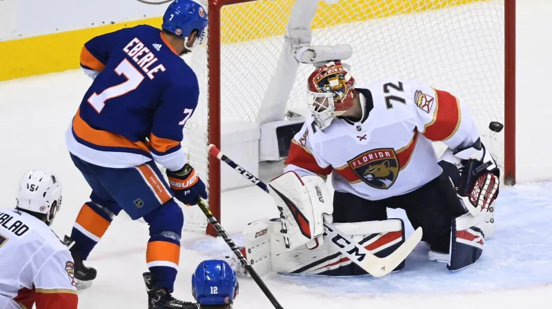 Jordan Eberle dává gól Sergeji Bobrovskému z Floridy