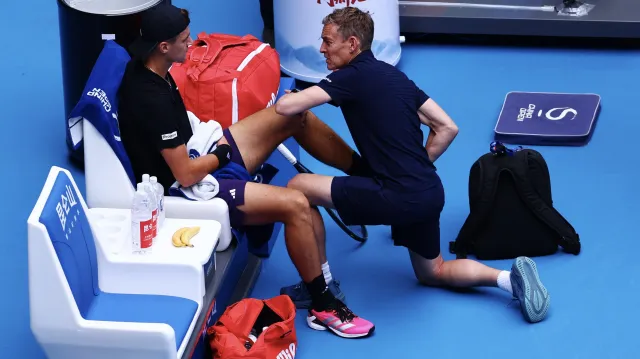 Menšík musel proti de Minaurovi vzdát kvůli zranění