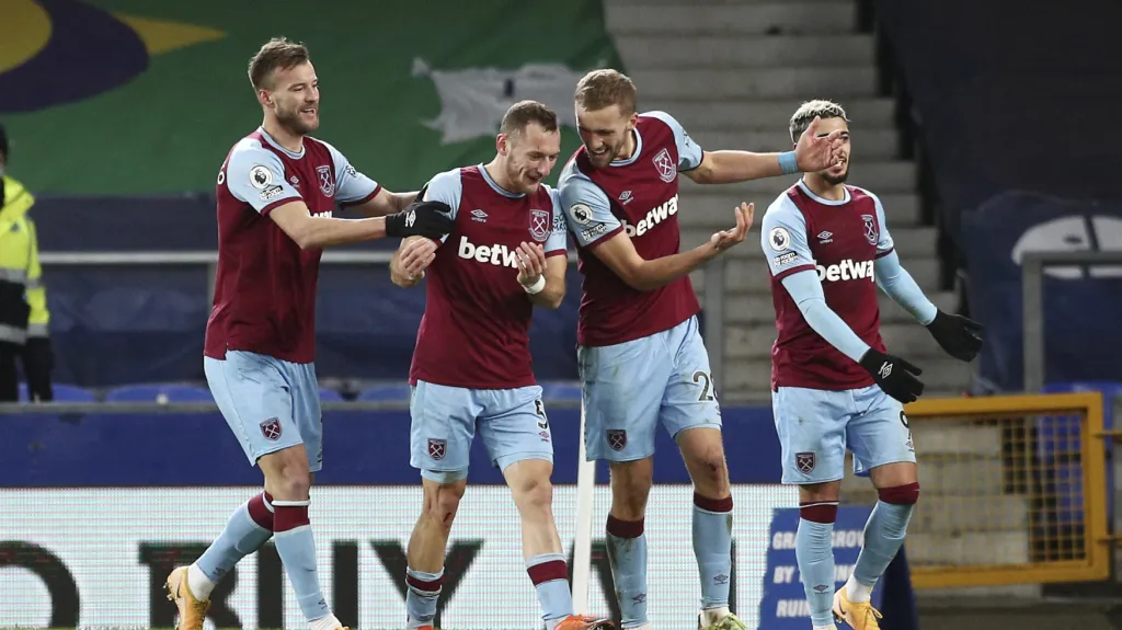 Tomáš Souček oslavuje s Vladimírem Coufalem