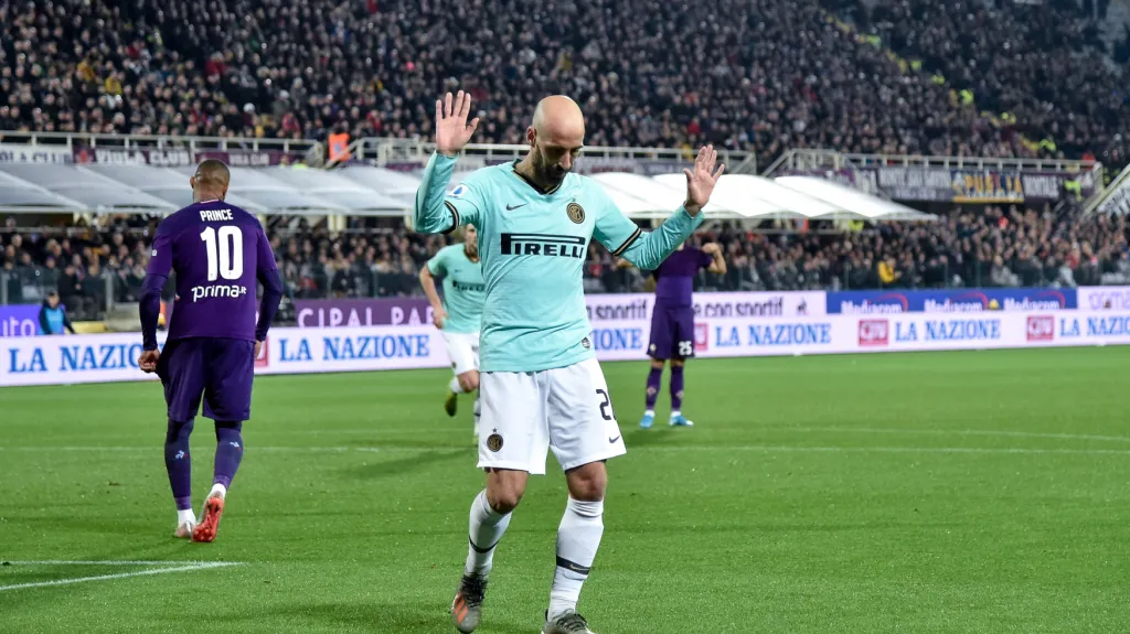 Borja Valero, bývalý hráč Fiorentiny, v dresu Interu krotí na hřišti ve Florencii emoce. Jeho gól ale nestačil