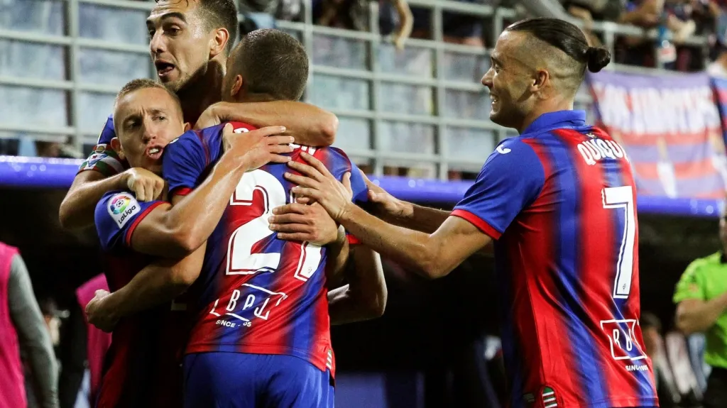 Hráči Eibaru se radují po gólu