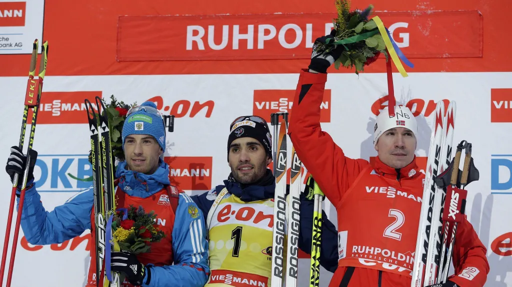 Martin Fourcade (uprostřed) na stupních vítězů v Ruhpoldingu