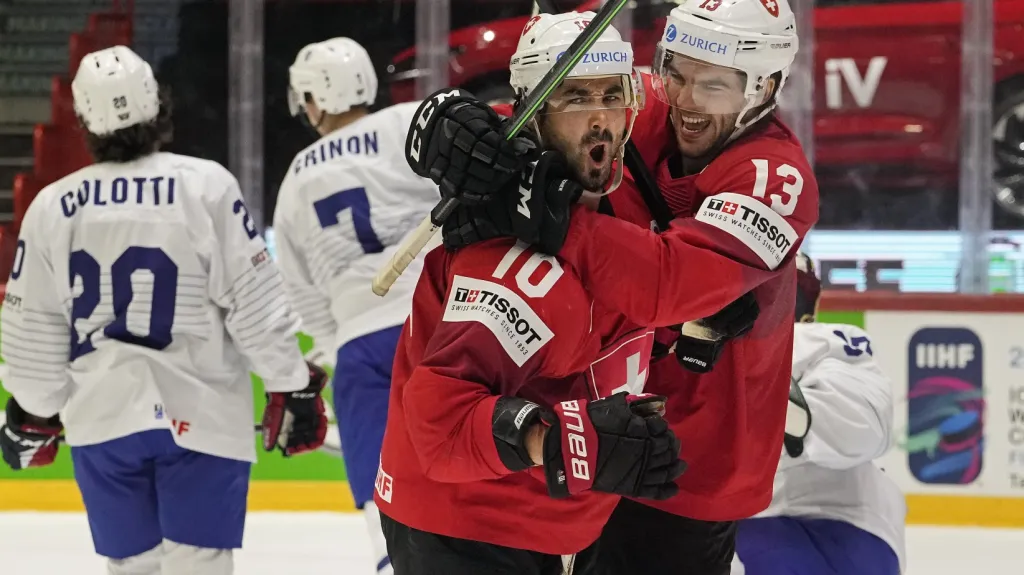 Andres Ambühl a Nico Hischier slaví gól do sítě Francie