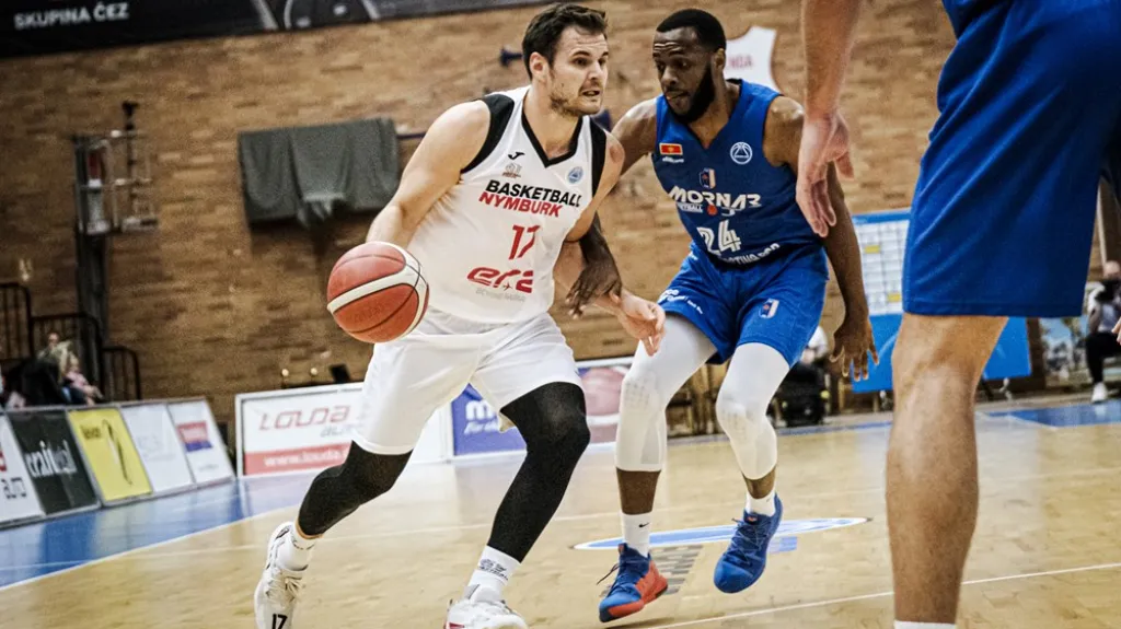 Jaromír Bohačík z Nymburku v utkání Europe Cupu proti černohorskému týmu Mornar Bar