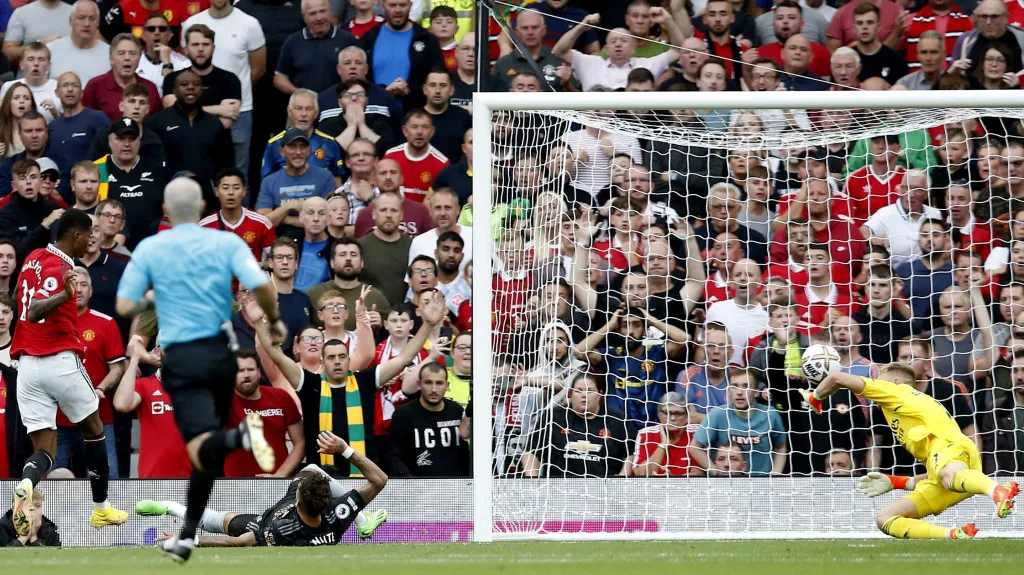 Marcus Rashford z Manchesteru United střílí gól Arsenalu