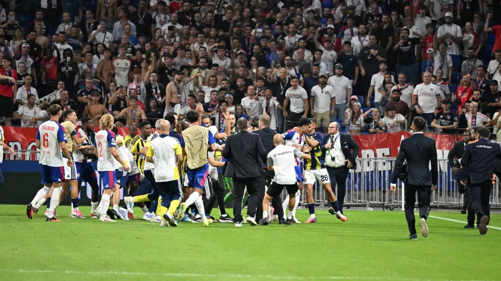 Potyčky po zápase mezi Lyonem a Fenerbahce
