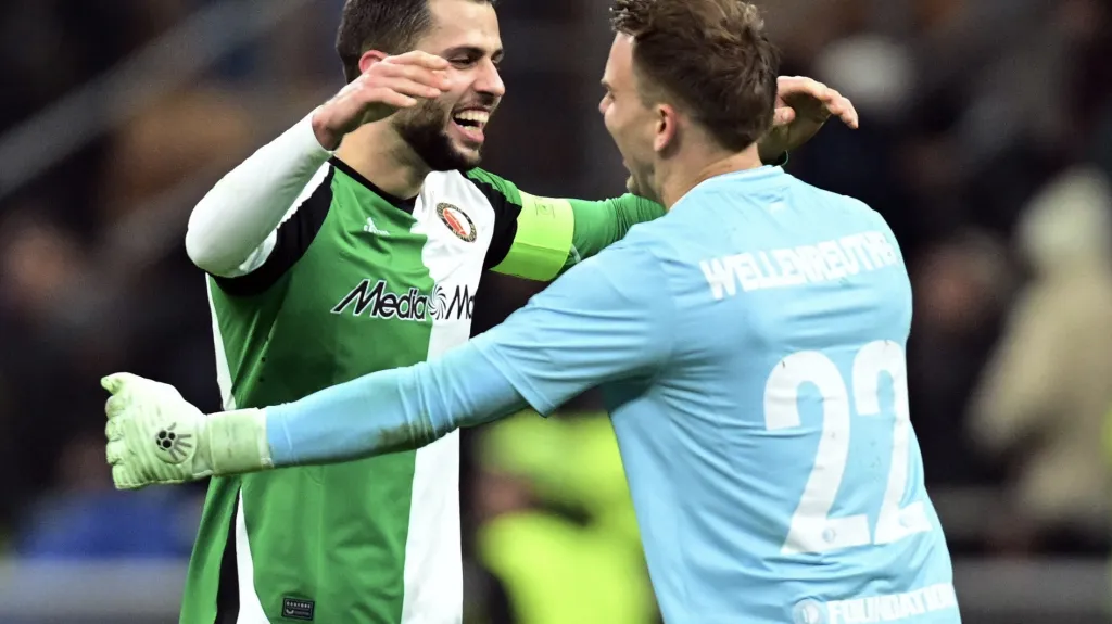 Dávid Hancko se raduje s gólmanem Timonem Wellenreutherem