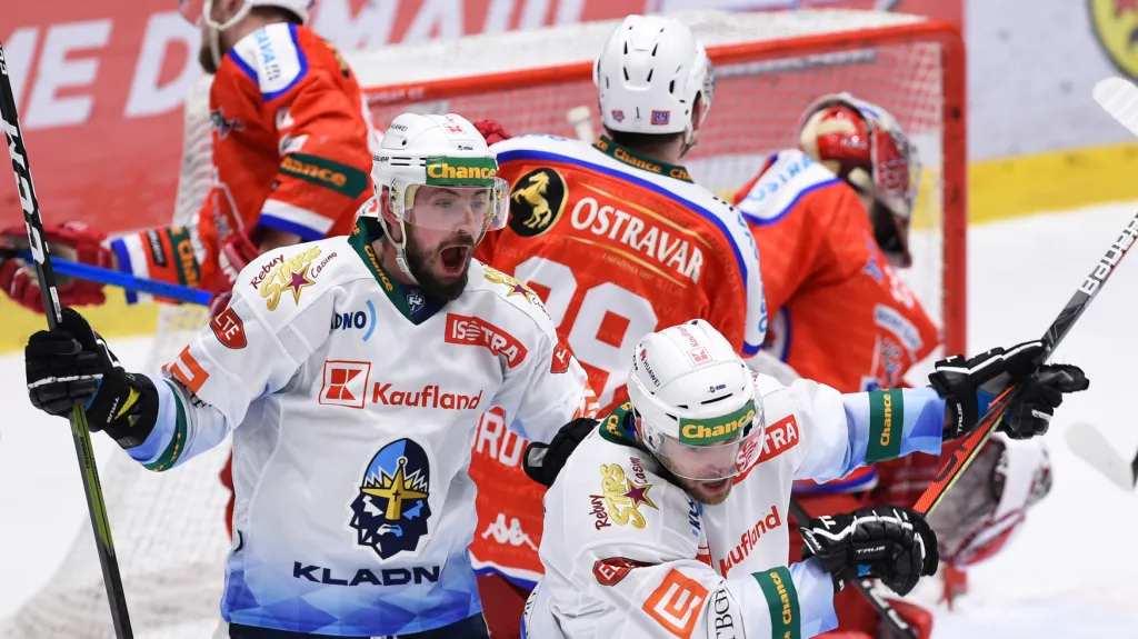 Hokejisté Kladna se radují v utkání proti Porubě