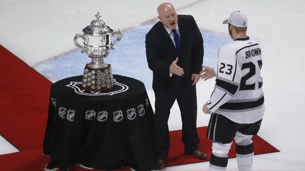 Kapitán L. A. Dustin Brown přebírá trofej za vítězství v Západní konferenci NHL
