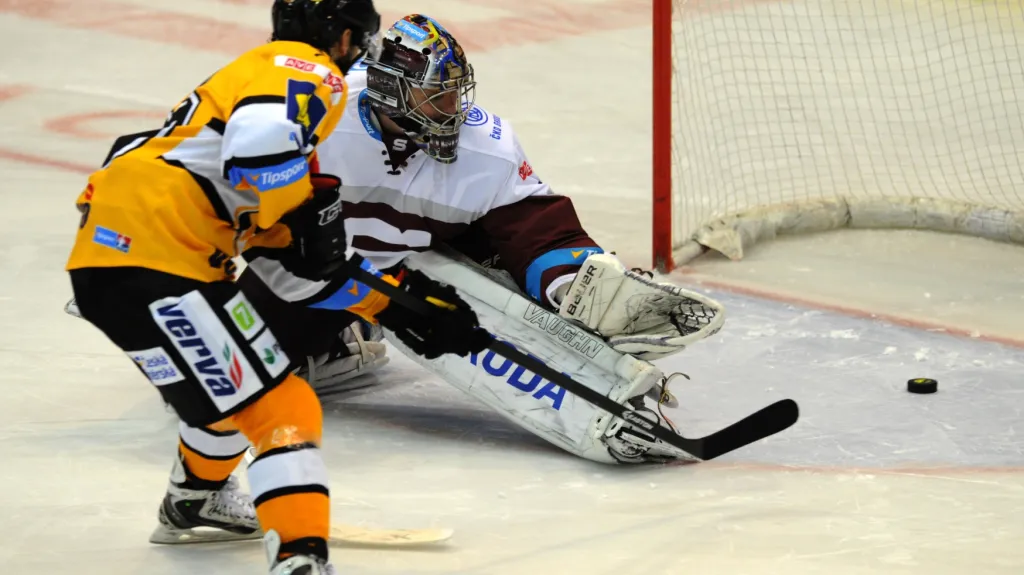 Litvínovský Viktor Hübl překonává brankáře Sparty Tomáše Pöpperleho