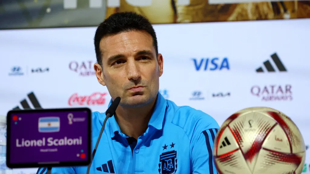 Trenér Lionel Scaloni na tiskové konferenci