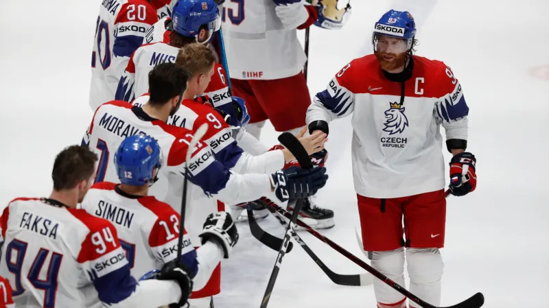 Kapitán Česka Jakub Voráček slaví výhru s reprezentačními spoluhráči