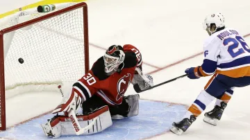 Matt Moulson dává rozhodující nájezd v zápase proti New Jersey