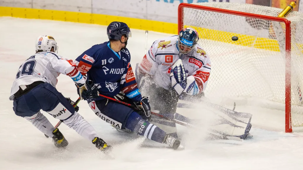 Marek Kalus z Vítkovic překonává kladenského brankáře