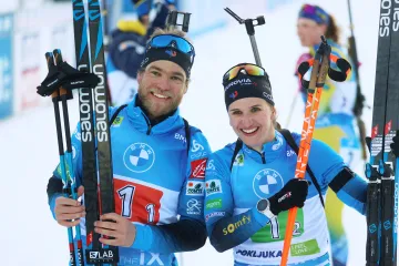 Atonin Guigonnat a Julia Simonová po výhře na MS v závodě smíšených štafet