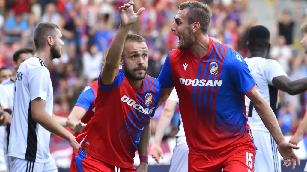 Luděk Pernica a Tomáš Chorý oslavují gól Plzně