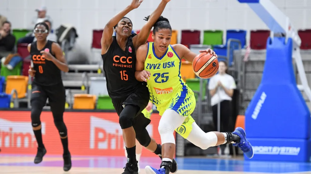 Alyssa Thomasová z USK uniká Tiffany Hayesové 