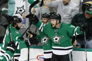 Radek Faksa se raduje se spoluhráči