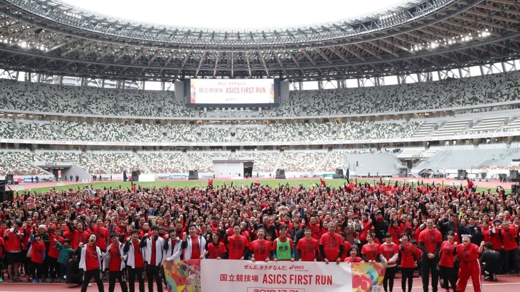 První běh na olympijském stadionu v Tokiu