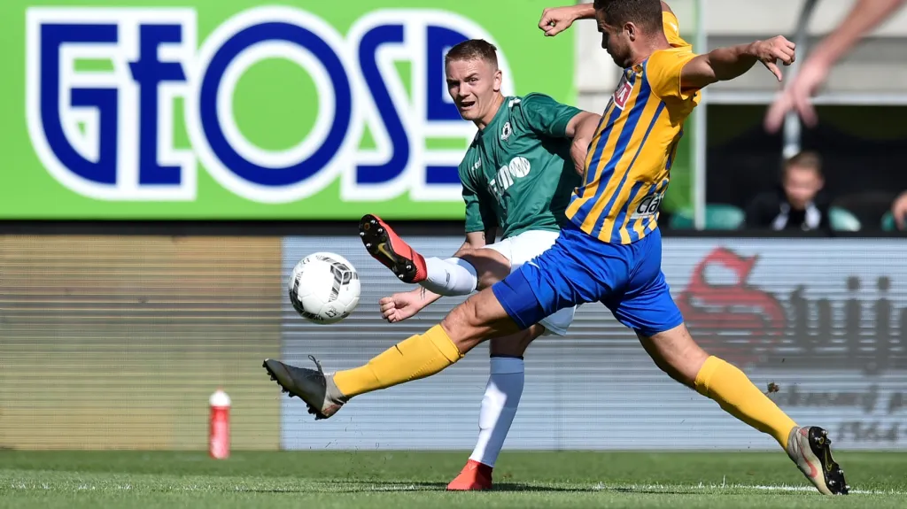 Jan Matoušek z Jablonce centruje před branku v utkání s Opavou