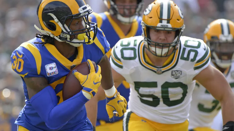 Todd Gurley pronásledovaný Blakem Martinezem