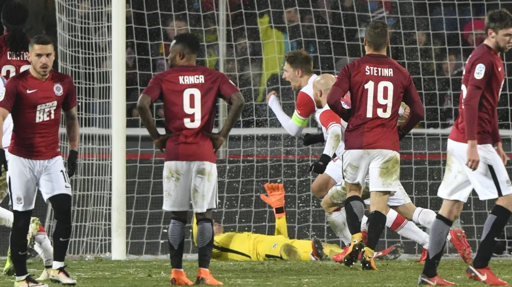 Fotbalisté Sparty sledují radost Slavie