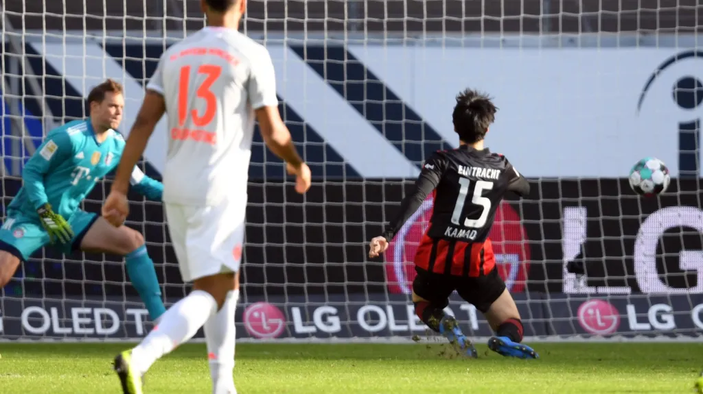 Daiči Kamada z Frankfurtu střílí gól do sítě Bayernu