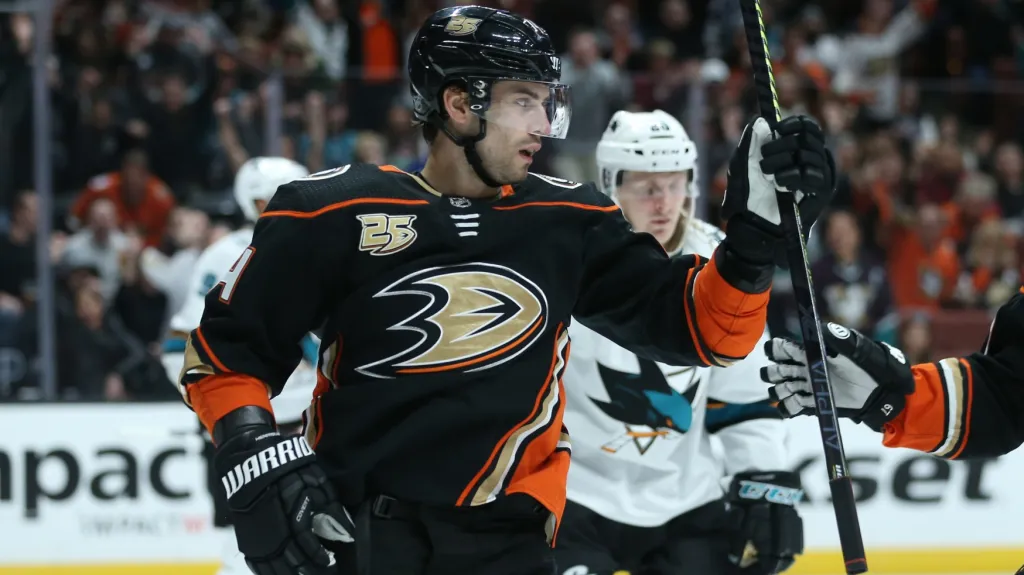 Adam Henrique z Anaheimu se raduje z gólu v síti San Jose