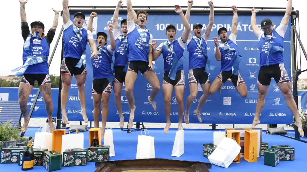 Posádka vítězné osmiveslice Slavie