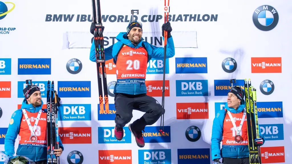 Martin Fourcade se raduje z vítězství na závodě v Östersundu