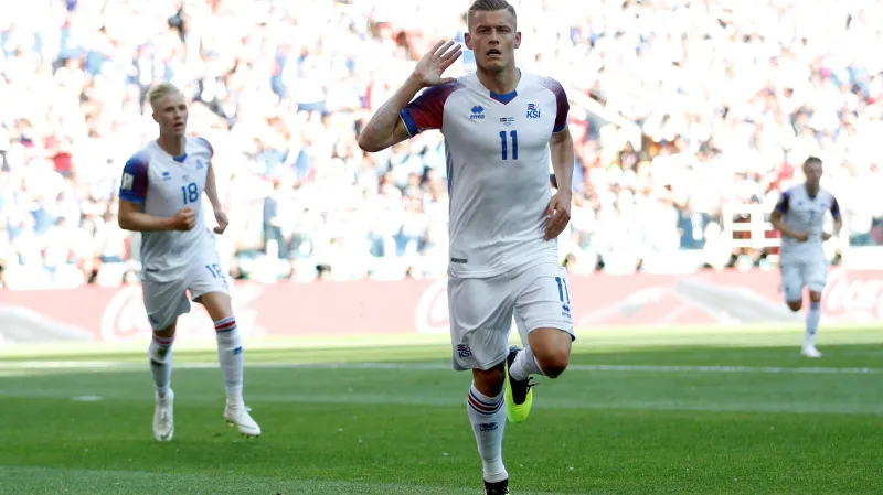 Alfred Finnbogason slaví gól proti Argentině