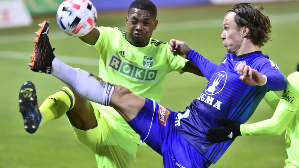 Gigli Ndefe z Karviné a Martin Nešpor z Olomouce