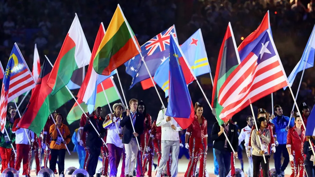 Vlajkonoši výprav při závěrečném ceremoniálu