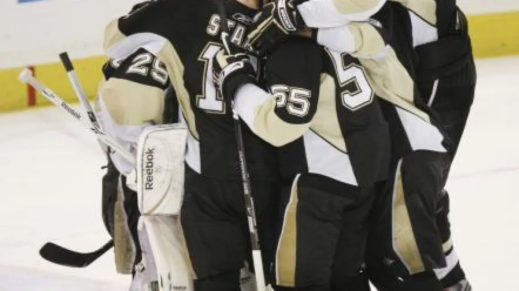 Hokejisté Pittsburghu oslavují vítězství