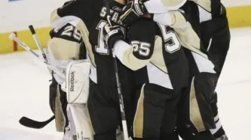 Hokejisté Pittsburghu oslavují vítězství