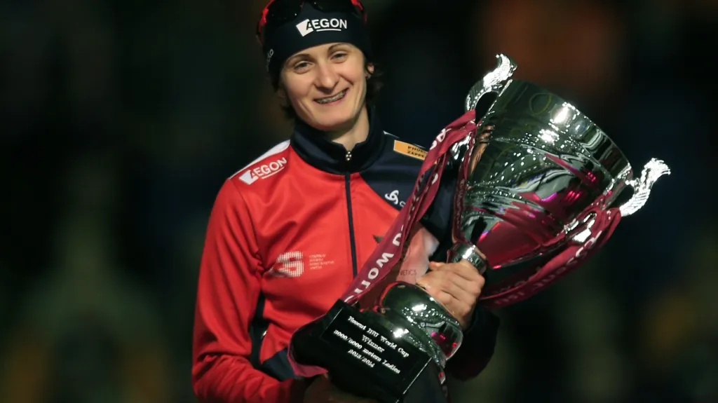 Martina Sáblíková s trofejí pro vítězku SP