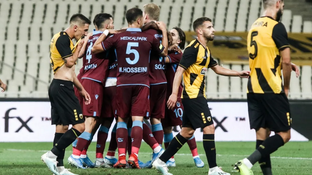 Fotbalisté Trabzonsporu se radují z gólu na hřišti AEK