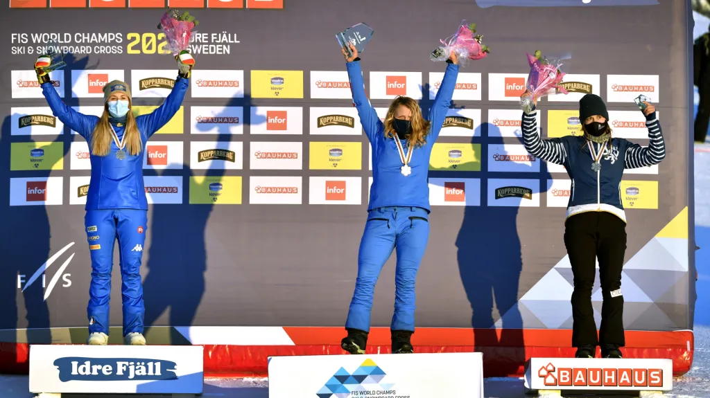 Eva Samková (vpravo) se raduje z bronzu